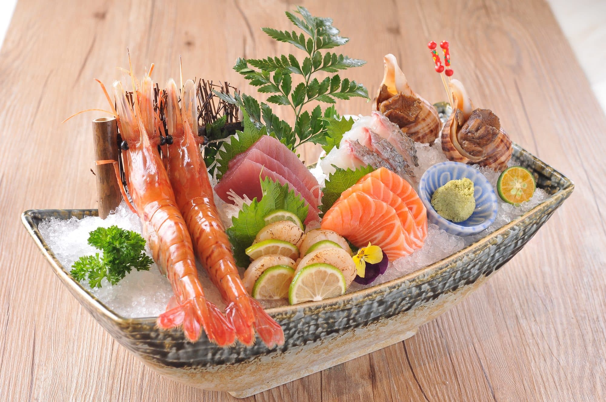 Sashimi-Boot mit Garnelen, Thunfisch, Lachs und Jakobsmuscheln auf Eis