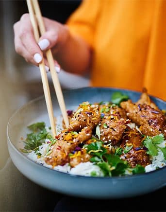 Teriyaki-Bowl mit Reis und frischen Kräutern